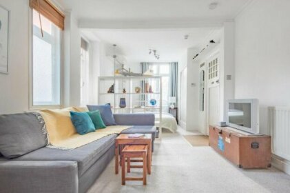 Studio in Georgian Property Next to Buckingham Palace